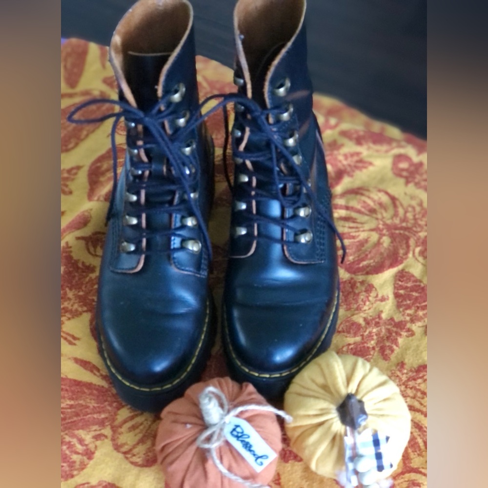 Beautiful Leona boots almost new